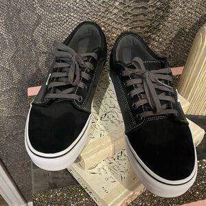 VANS SKATE CHUKKA LOW SHOES - WORN ONCE!!